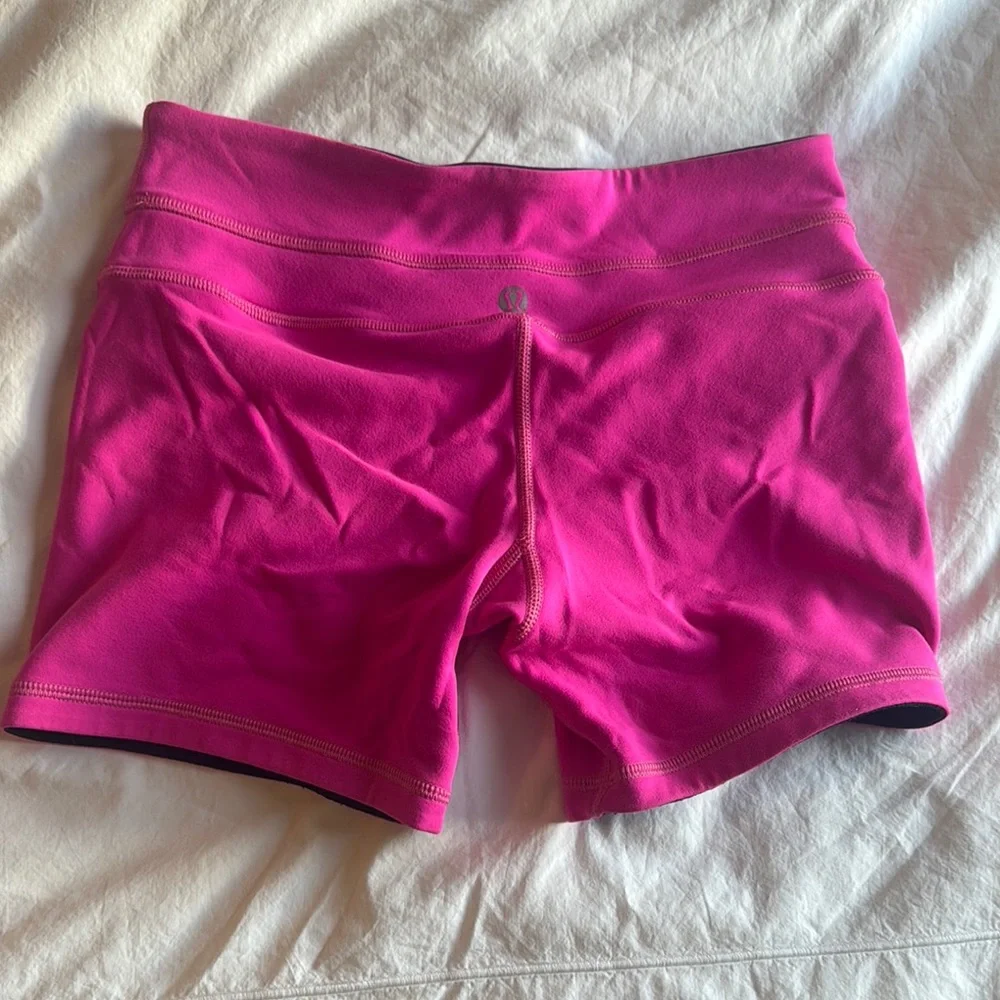 lululemon size 4 black reversible hot pink shorts - Picture 2 of 4